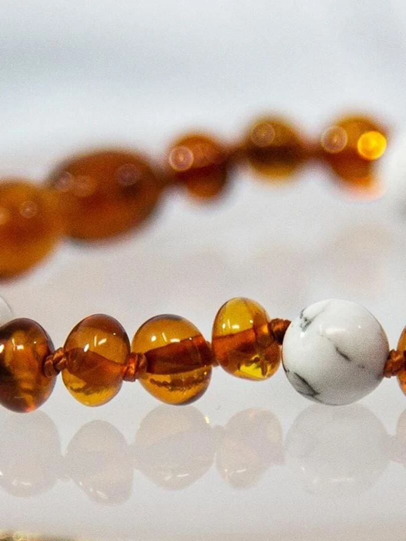 Bracelet bébé   Ambre et pierres naturelles   Ambre Cognac / Howlite   Blanc