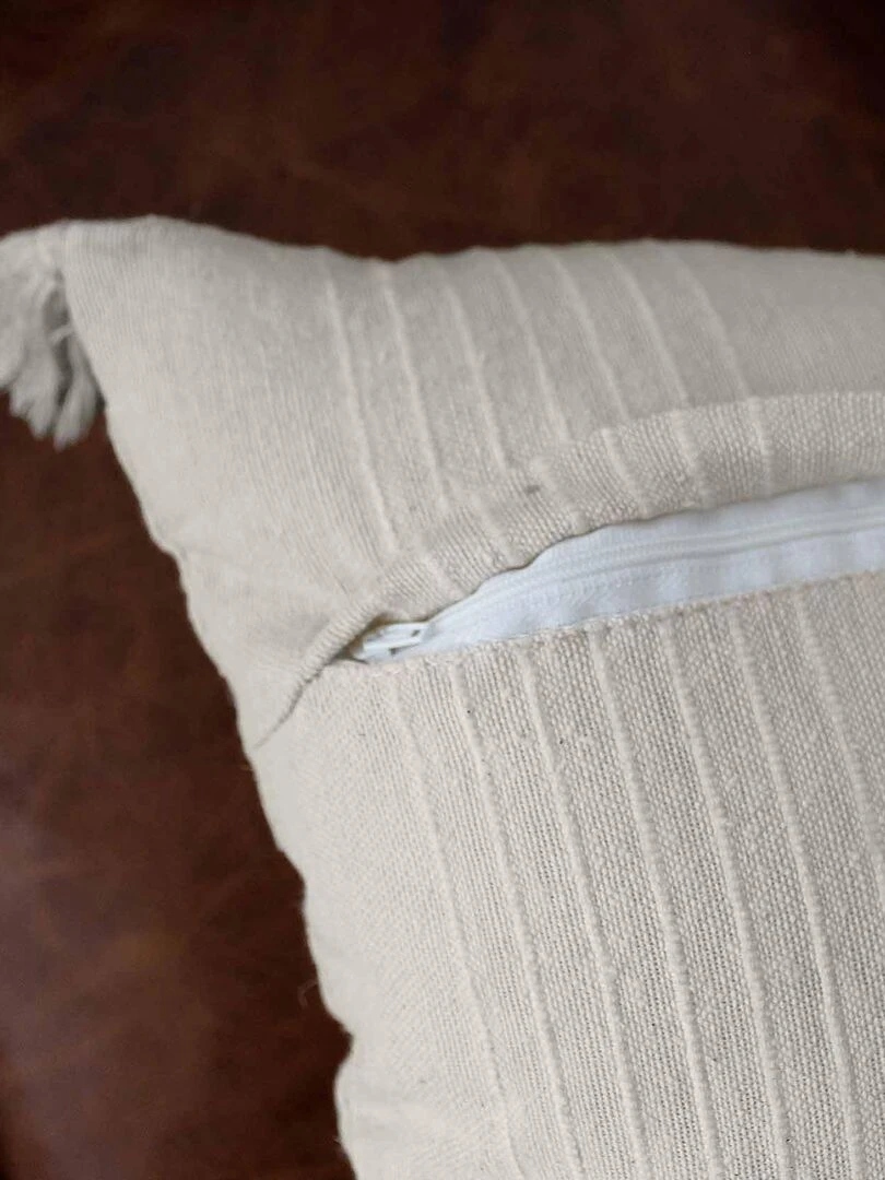 Coussin coton recyclé et pompons   Beige
