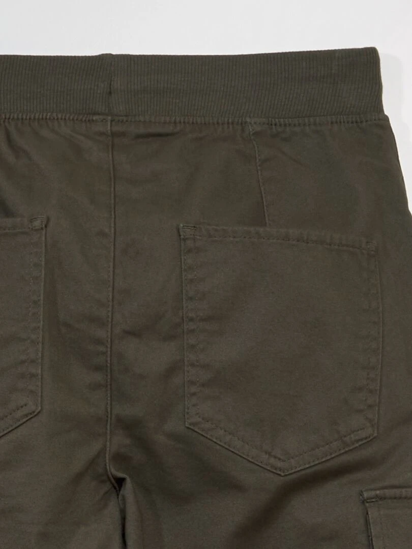 Pantalon avec poches à rabats   Coupe + confortable   Kaki