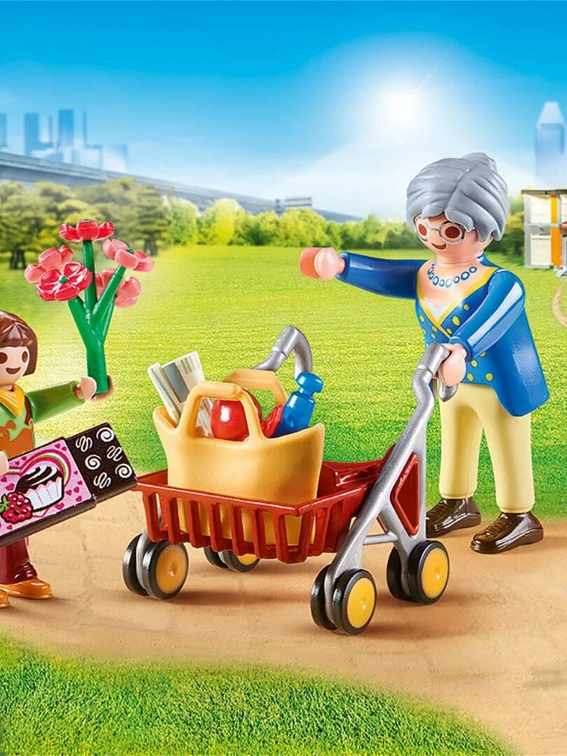 City Life   Petite fille et grand mère   N/A