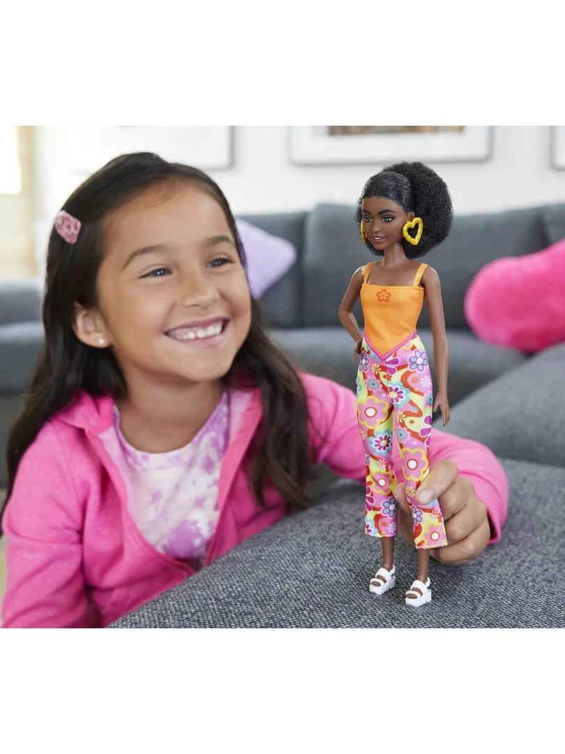 Poupée Barbie Fashionistas : pantalon à fleurs cheveux noirs bouclés et petite silhouette N/A