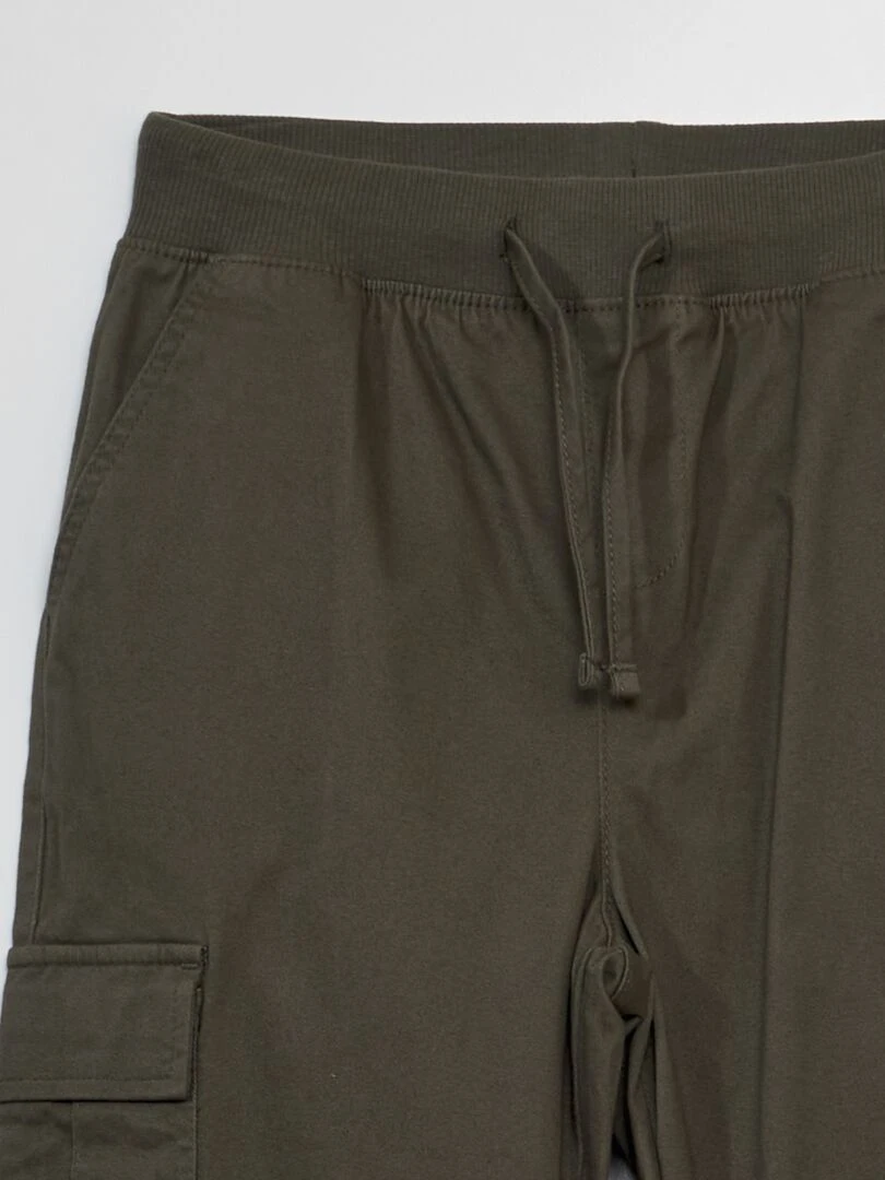 Pantalon avec poches à rabats   Coupe + confortable   Kaki