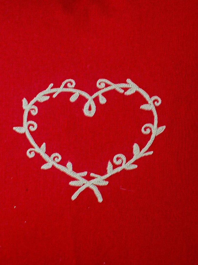Coussin déhoussable au cœur brodé Rouge