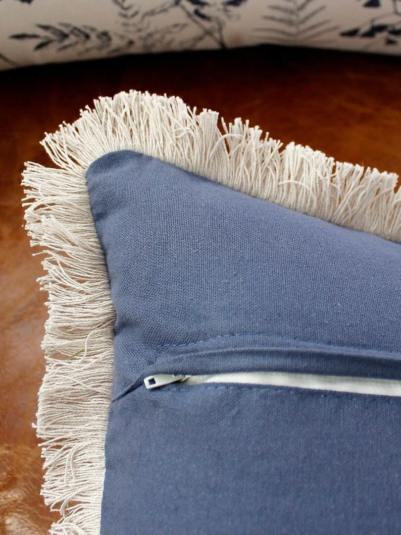 Coussin uni et déhoussable à franges   Bleu