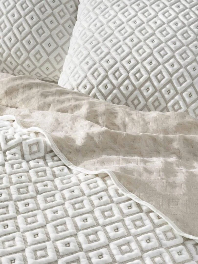 Couvre lit 2 personnes matelassé 220x240 + taies jersey microfibre Joana   Blanc