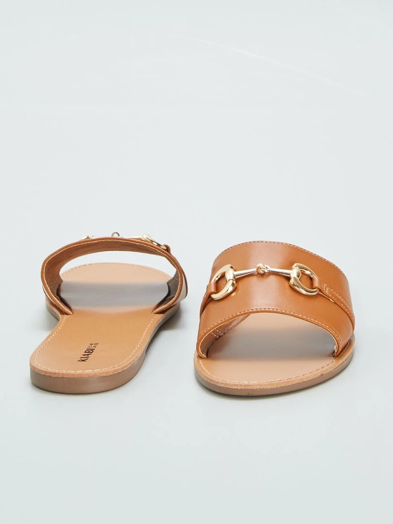 Mules plates avec boucle dorée   Marron