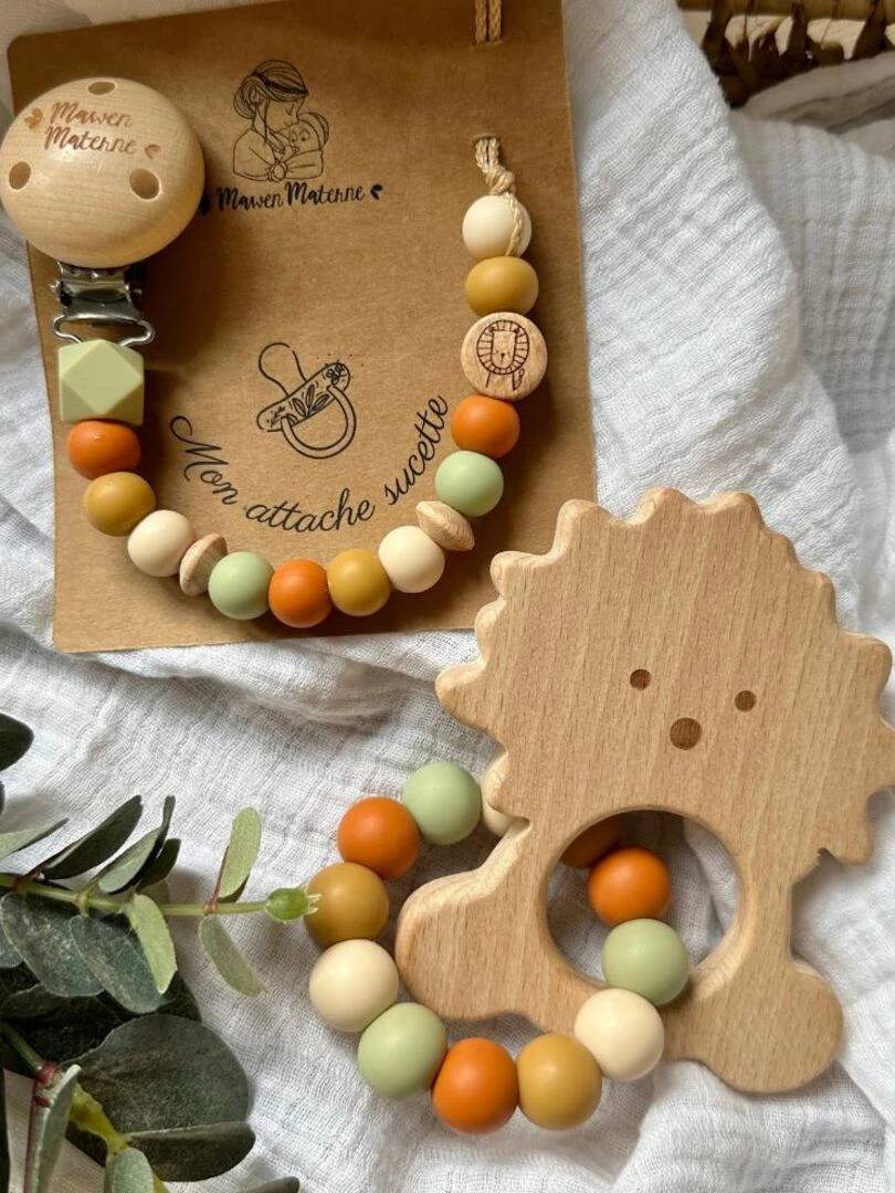 Hochet lion bois et silicone   Orange