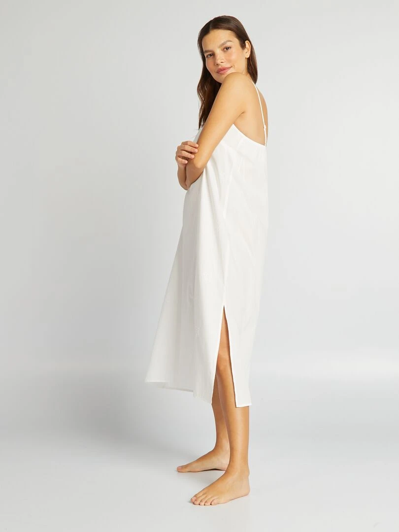 Nuisette unie avec détails brodés   blanc