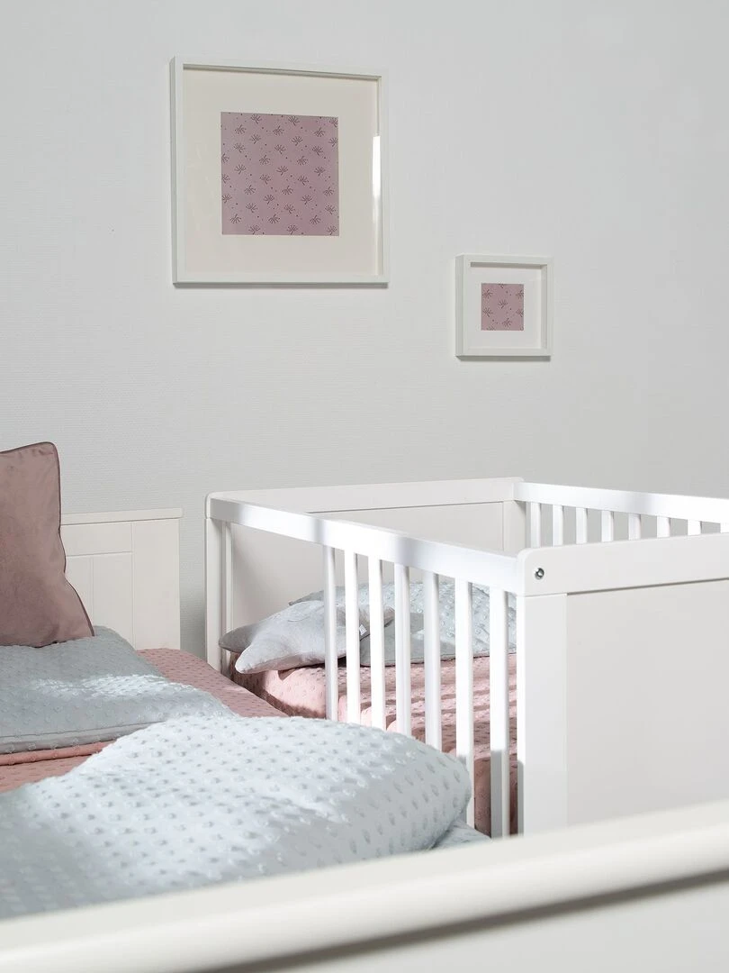 ROBA Lit Bébé et Cododo 60 x 120 cm + Matelas et Sommier   Hauteur Réglable   Blanc   Blanc