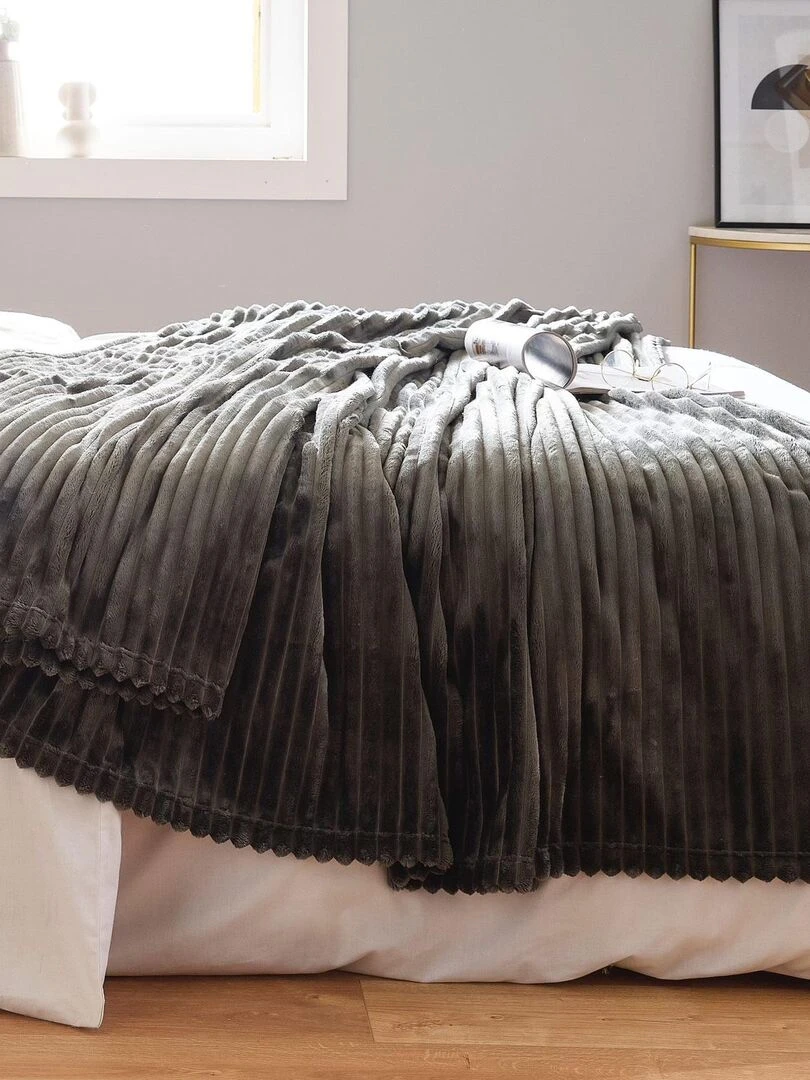 Plaid polaire       Effet côtelé en 3D   Gris foncé