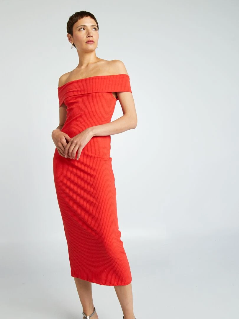 Robe moulante en maille côtelée et col bardot rouge