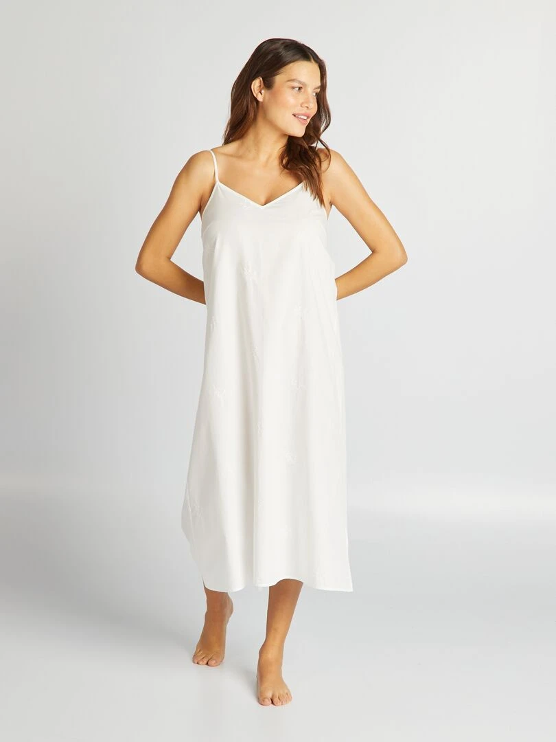 Nuisette unie avec détails brodés blanc