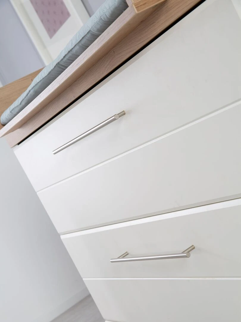 ROBA Commode à langer "Nele" Large avec Plan Amovible 3 Tiroirs Couronne en "Artisan Oak" Blanc