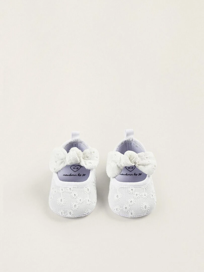 Ballerines avec Nœuds et Broderie Anglaise pour Nouveau Né ATLANTIC COMPANY Blanc