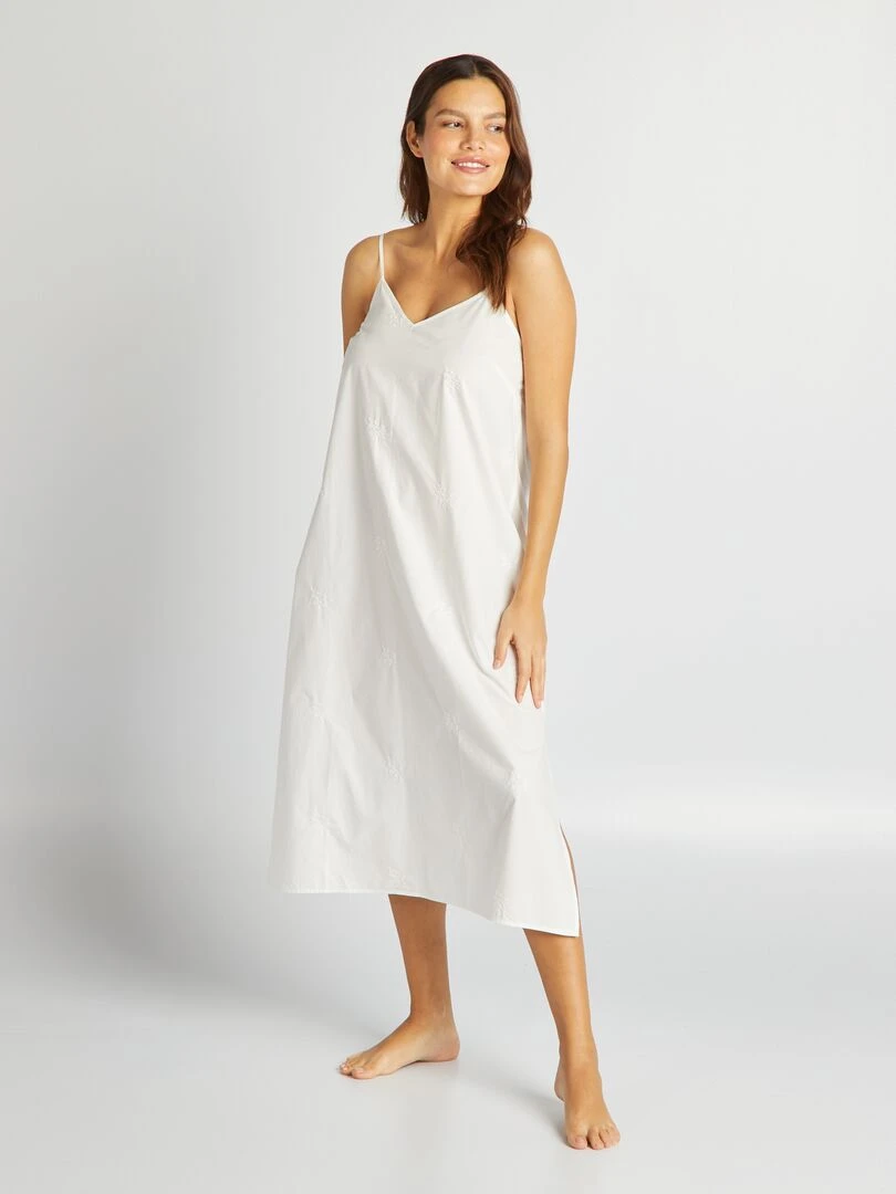 Nuisette unie avec détails brodés   blanc