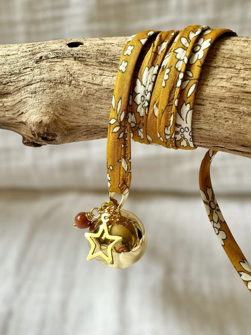 Bola de grossesse rond doré 'étoile' et 'pierre de soleil'   Jaune moutarde