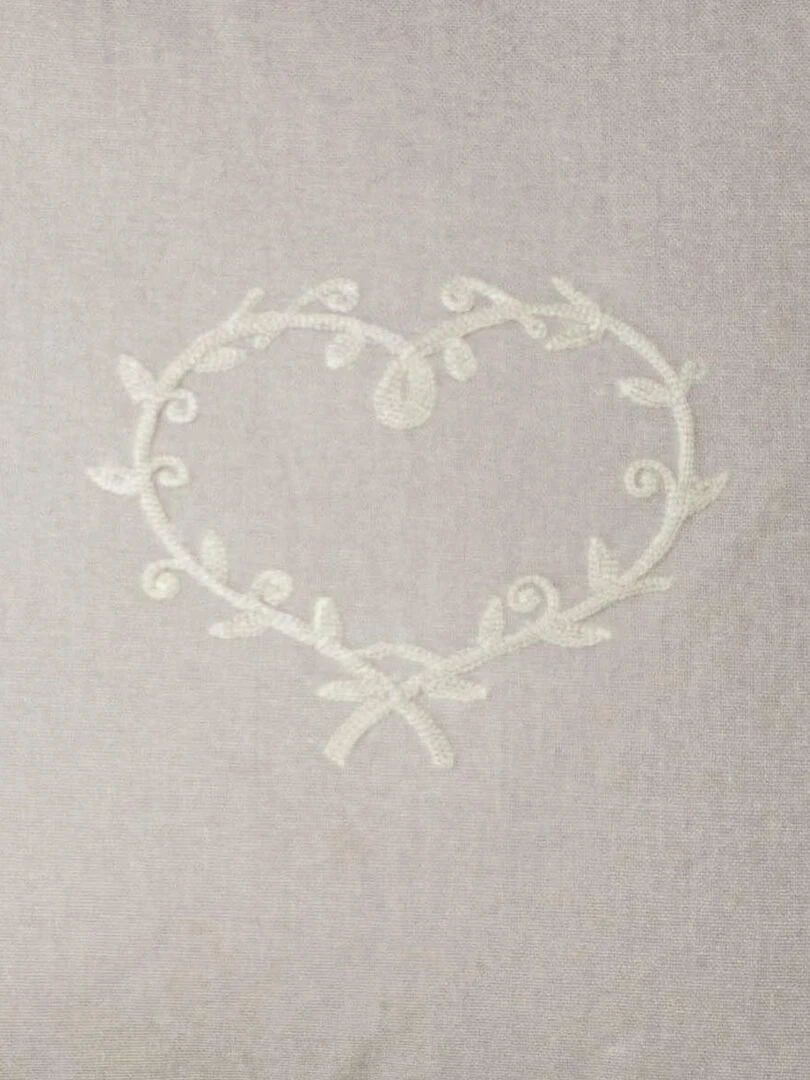 Coussin déhoussable au cœur brodé Beige