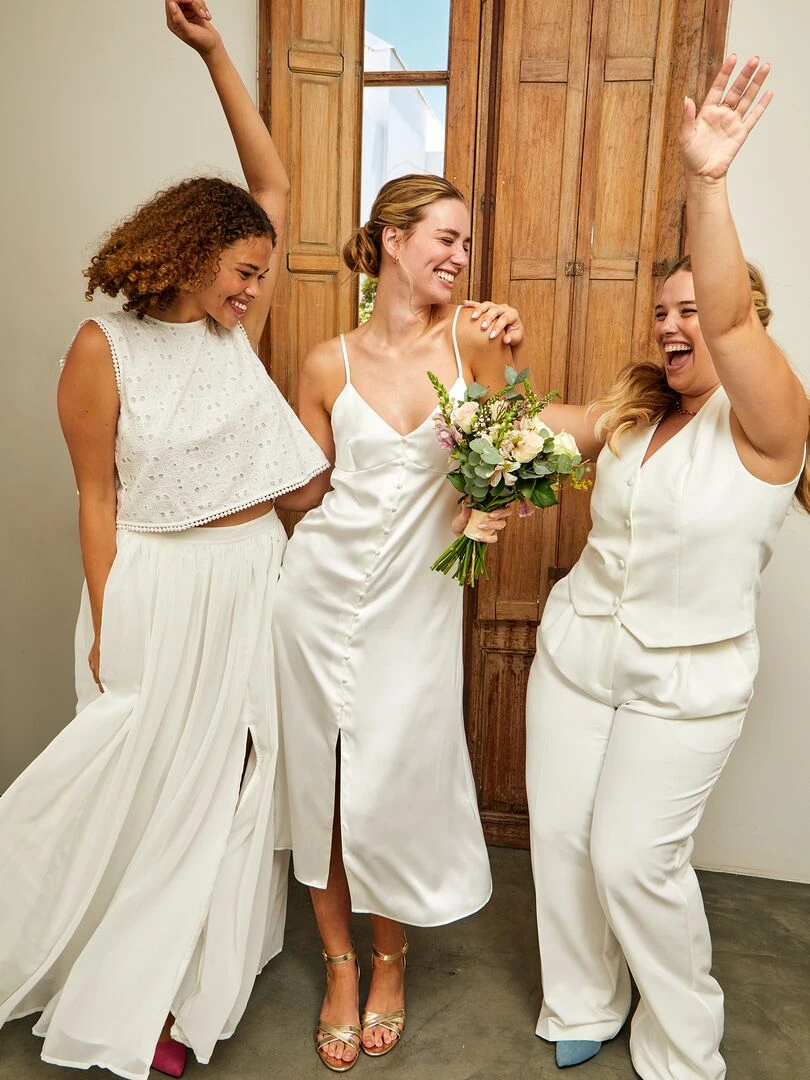 Robe en satin avec ouverture boutonnée blanc