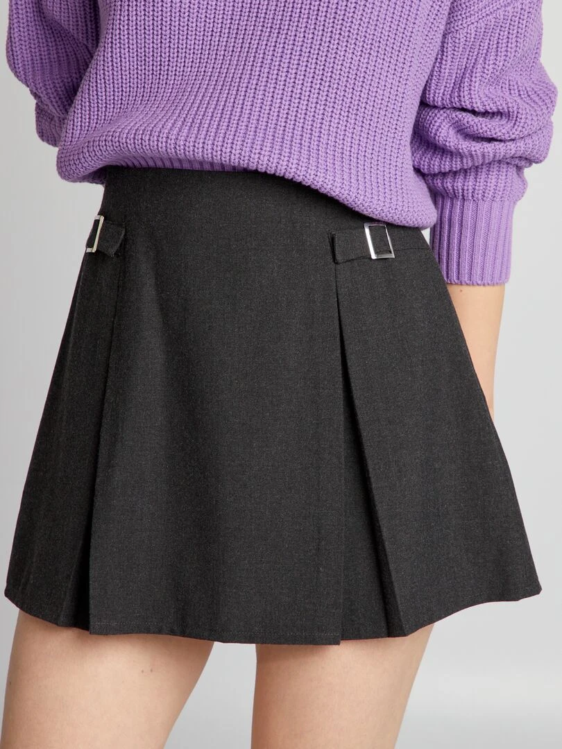 Jupe courte plissée avec boucles   Gris