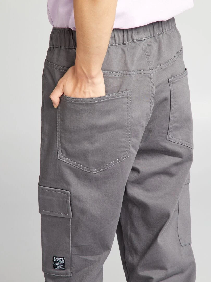 Pantalon avec poches sur les côtés   Gris