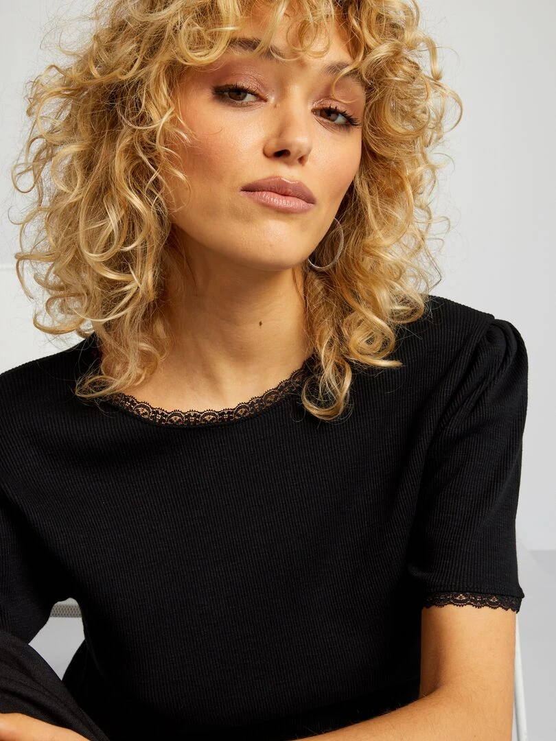 T shirt côtelé avec finition dentelle   noir