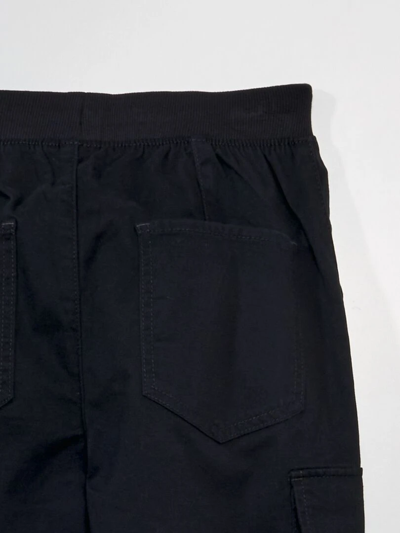 Pantalon avec poches à rabats   Coupe + confortable   noir