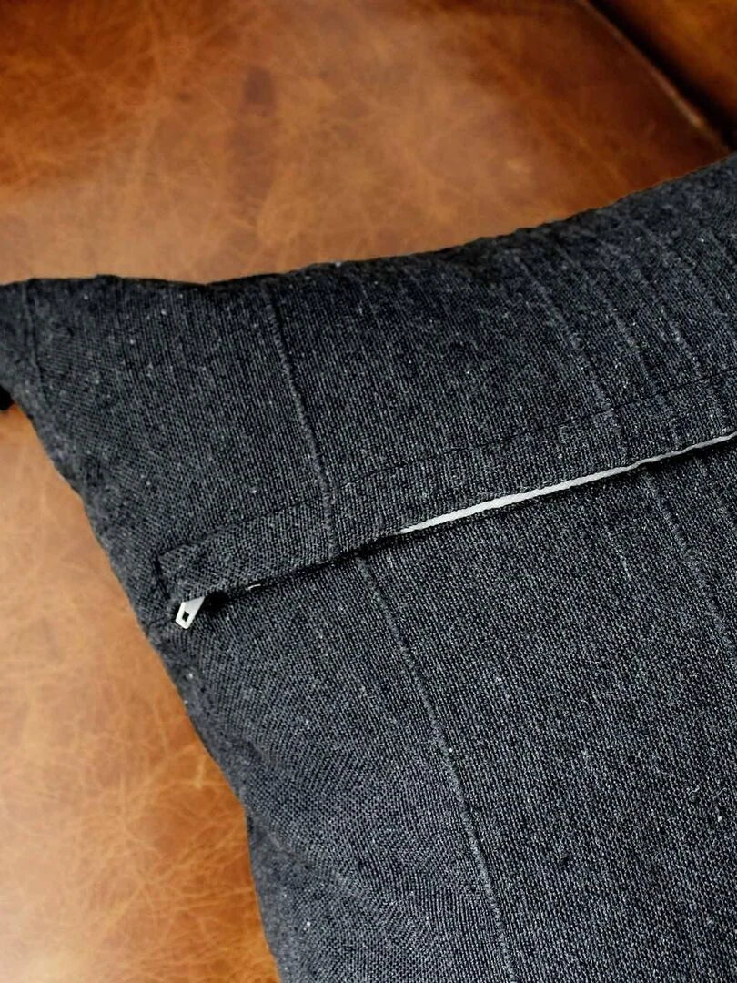 Coussin coton recyclé et pompons   gris anthracite