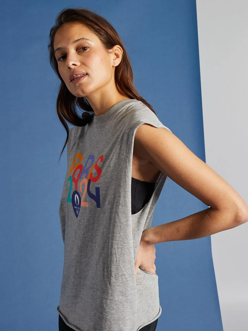 Tee shirt avec emmanchures descendues   Paris 2024   Gris