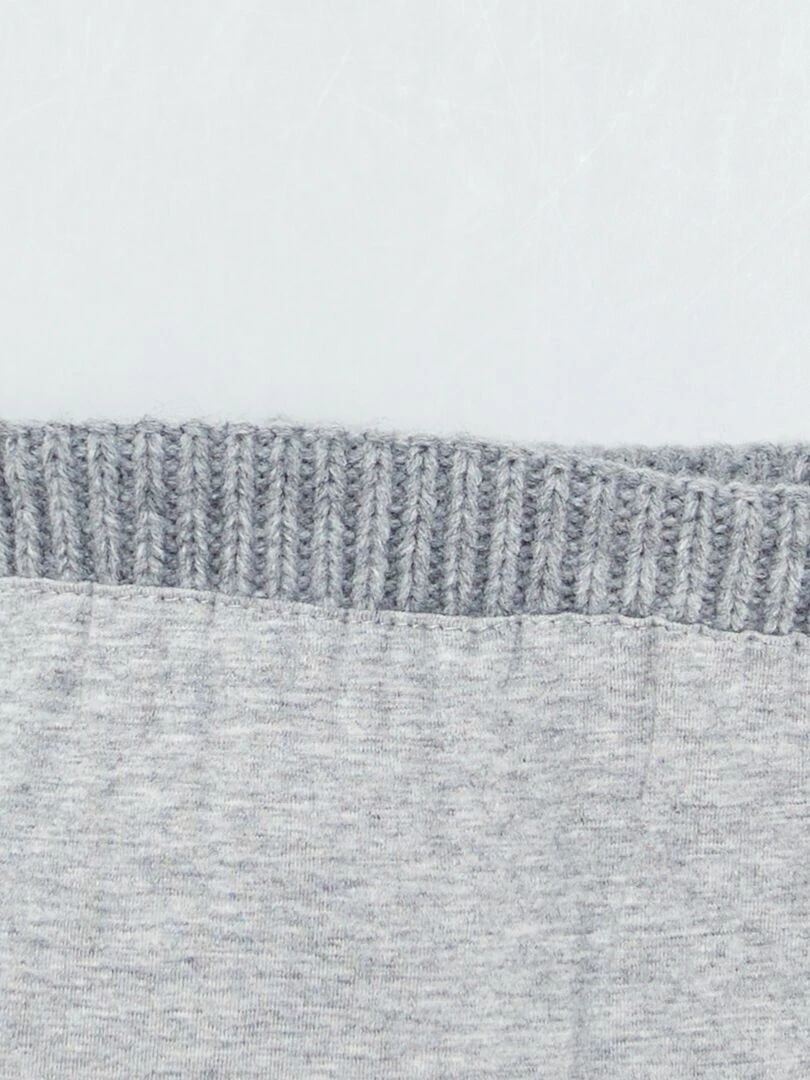 Bonnet en maille avec pompon Gris