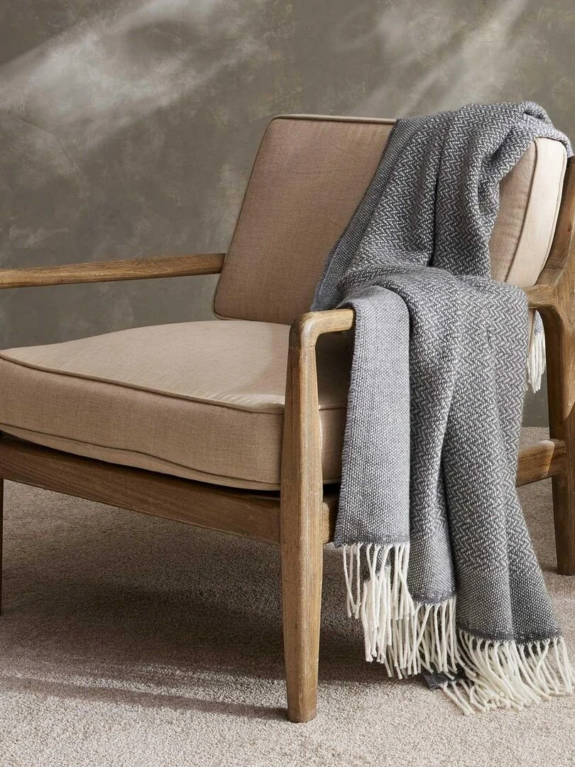 Plaid à franges aux impressions de chevrons   Gris clair