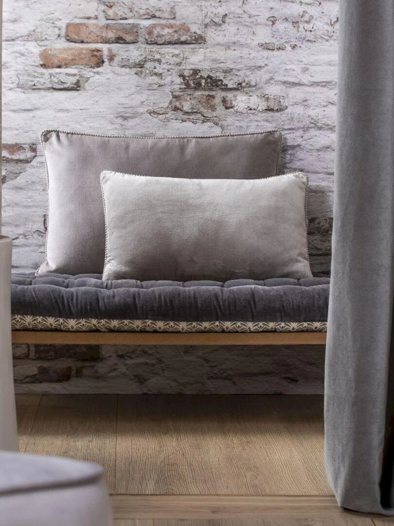 Coussin en velours avec contour perlé 'Deko&co'   Gris clair