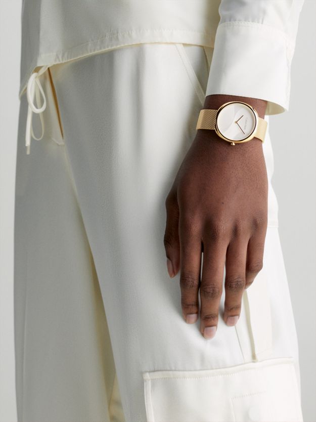 Embossed Dial Mesh Bracelet Watch