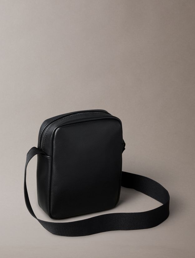 Textured Zip Reporter Bag