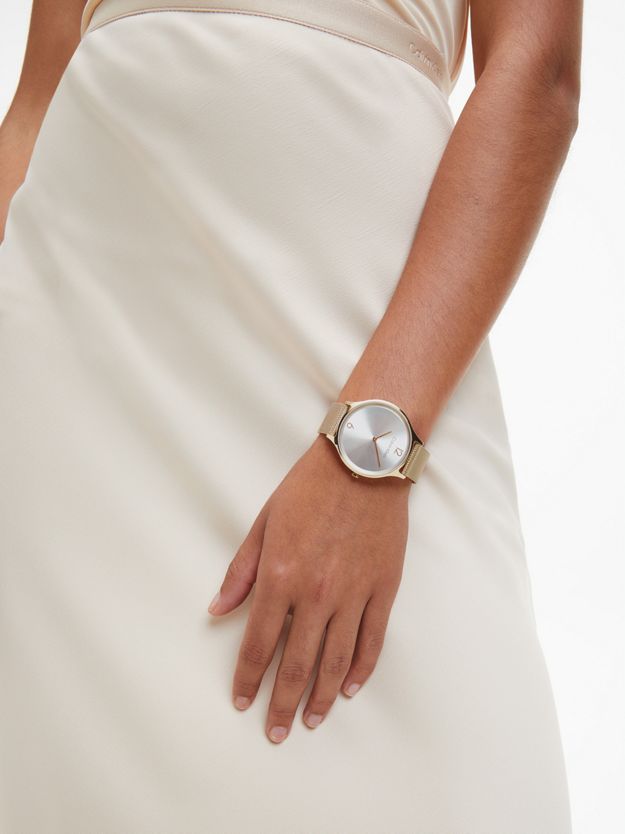 Minimalistic Dial Mesh Bracelet Watch