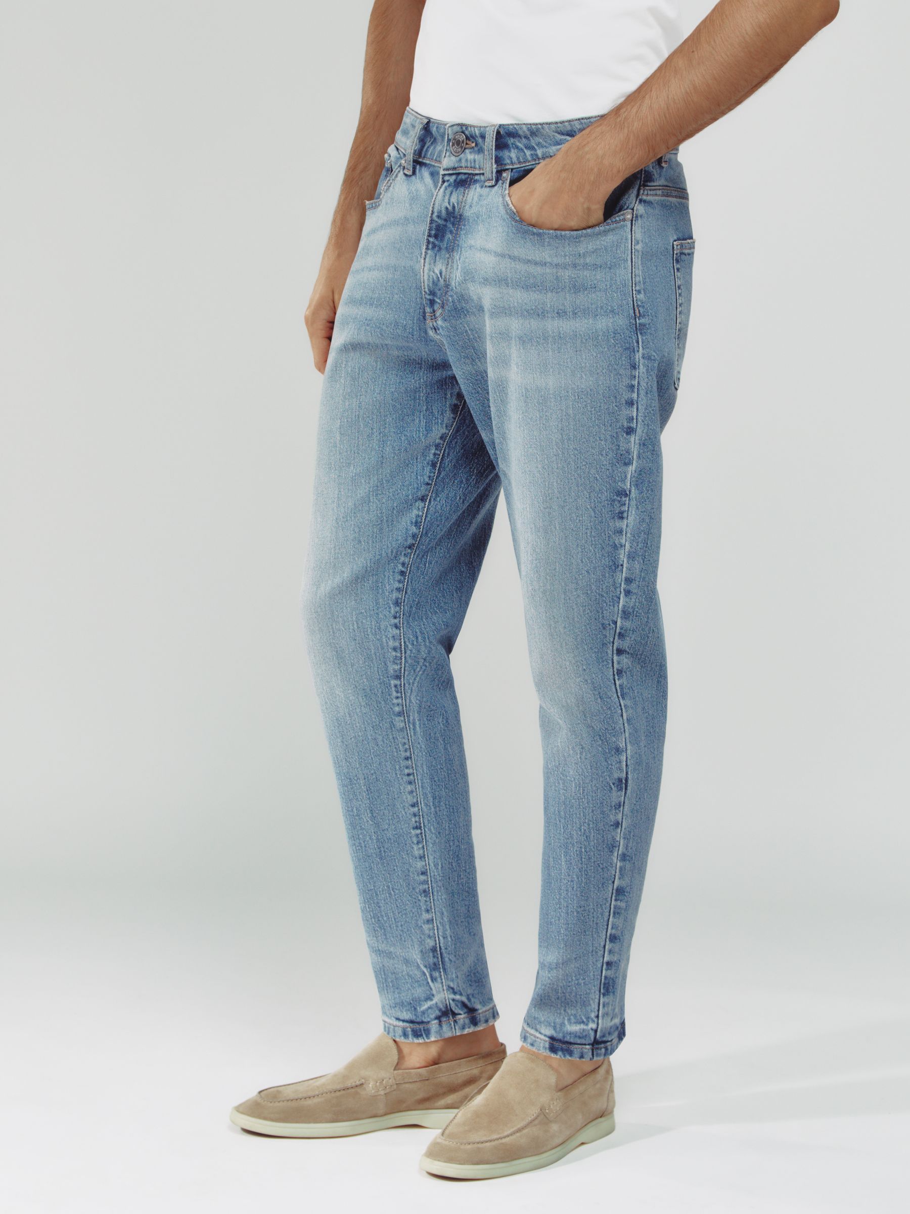 Relaxed-Fit Cropped Jeans in Light Blue Wash
