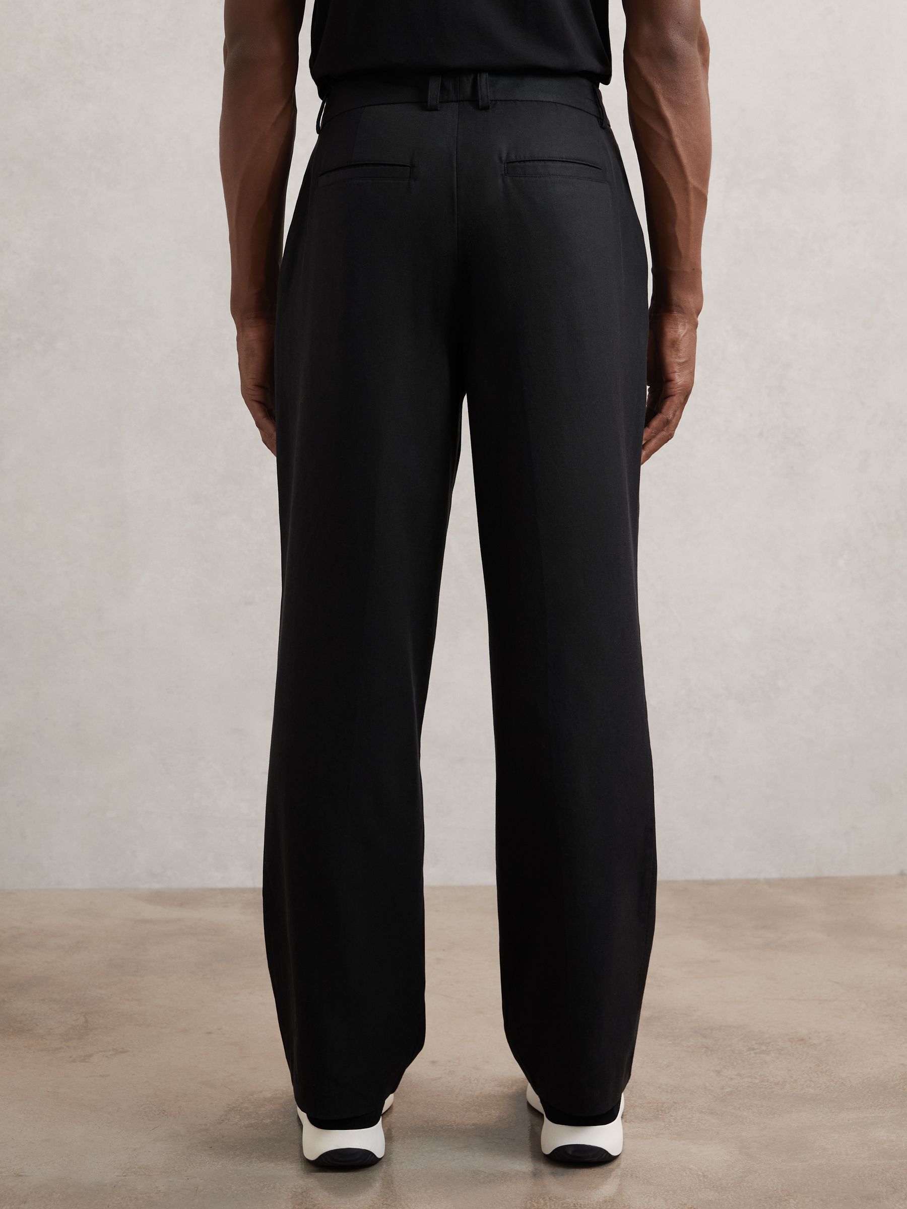 Les Deux Pleat-Front Twill Suit Trousers in Black