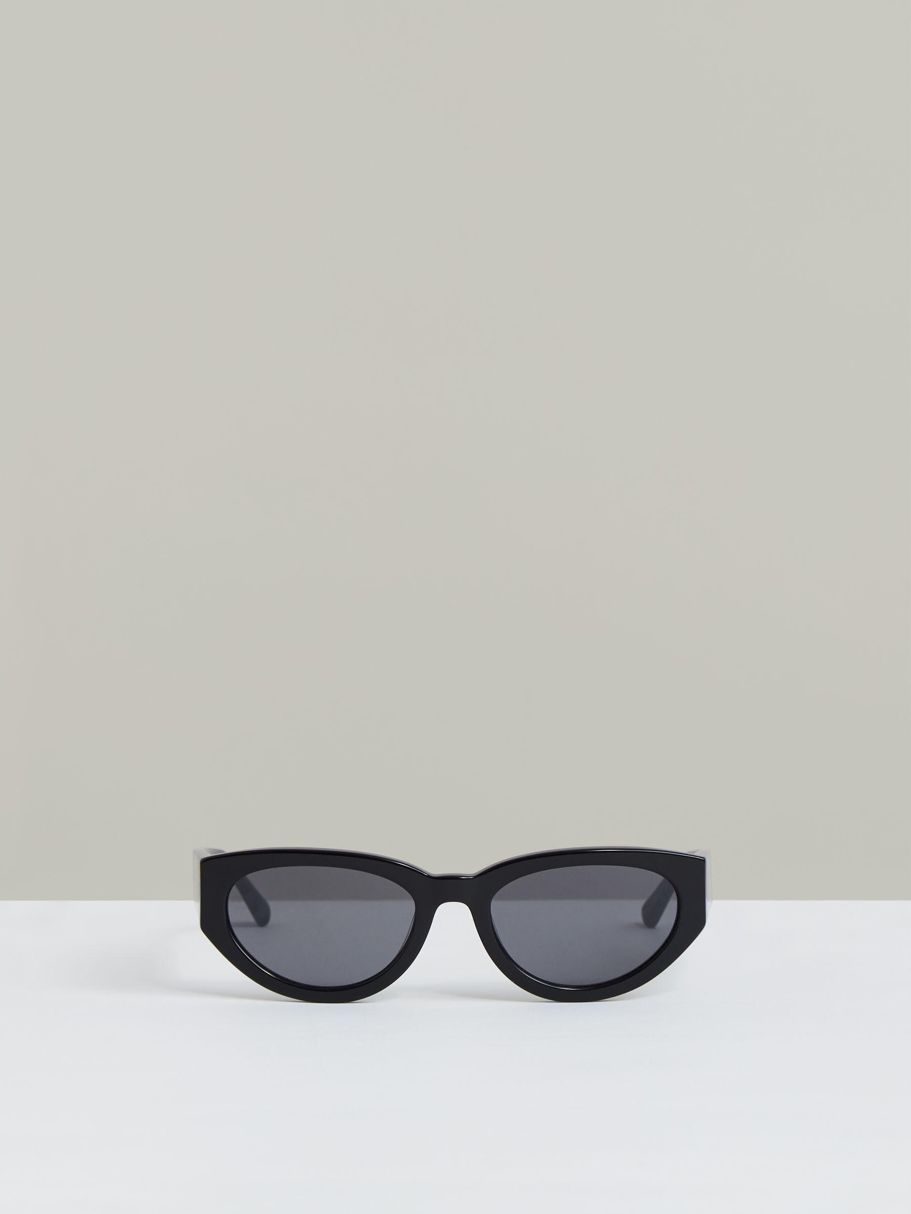 MESSYWEEKEND Oval Frame Sunglasses in Black