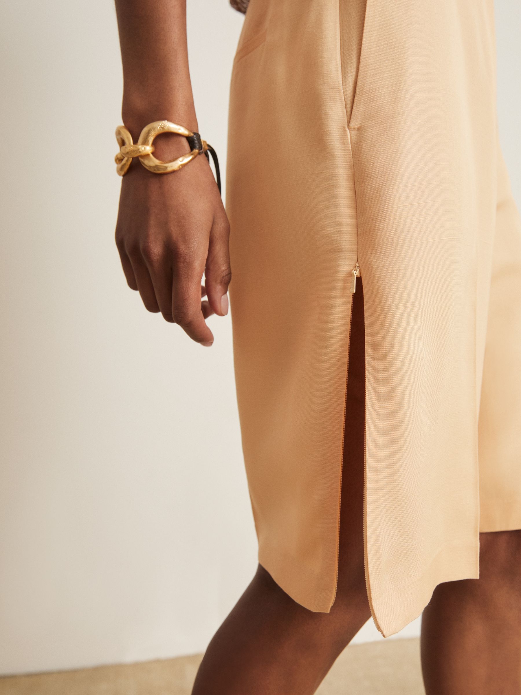 Atelier Side-Zip Tailored Shorts With Linen in Orange