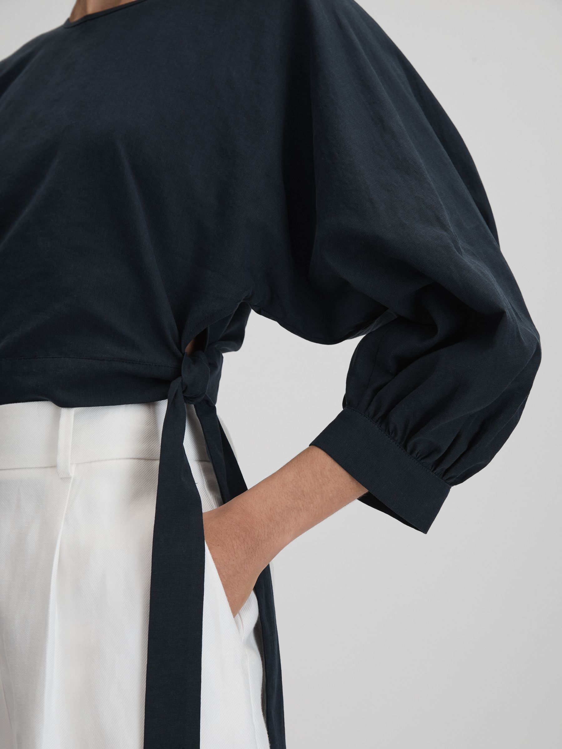 Cropped Blouson Sleeve Top With Linen in Navy