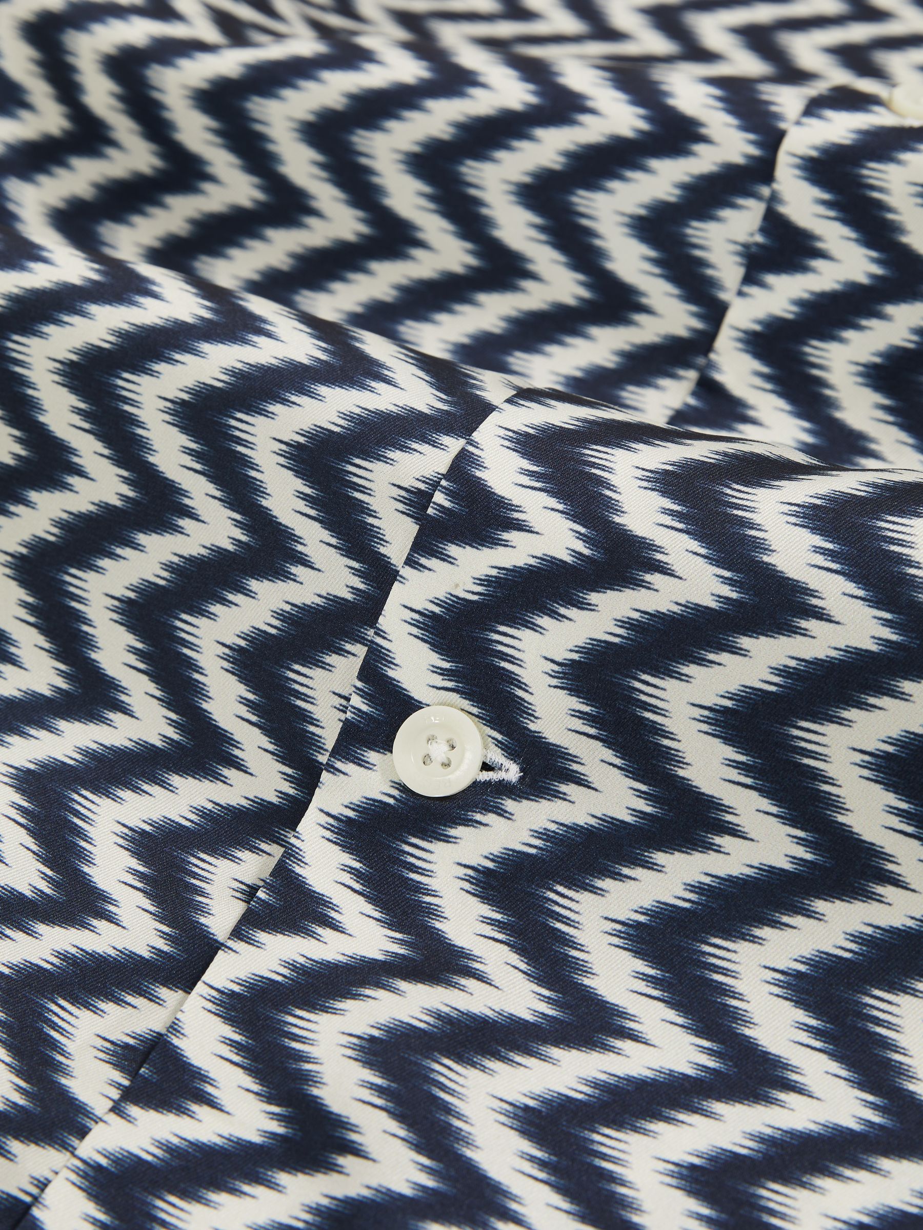 Zig-Zag Print Cuban-Collar Shirt in Navy