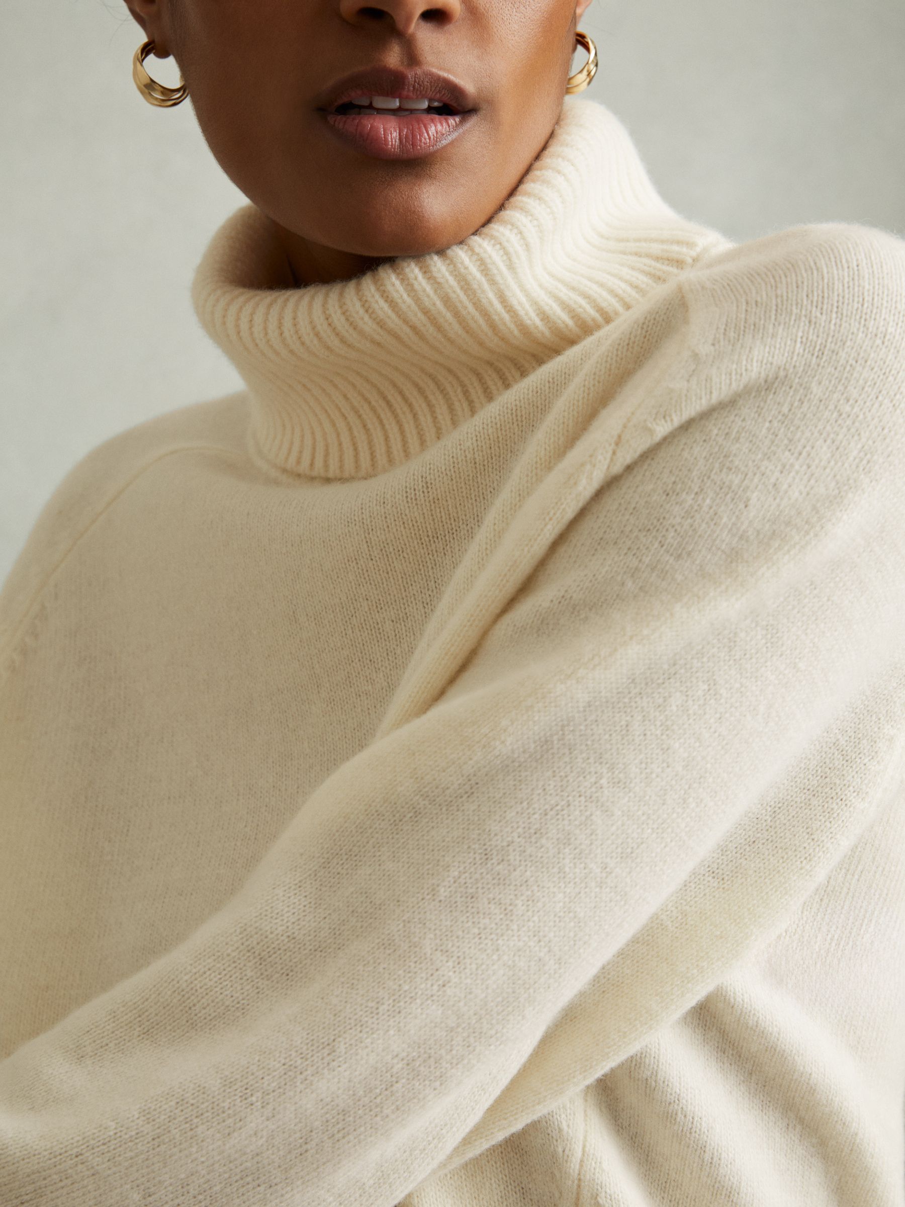 Wool-Cashmere Roll-Neck Jumper in Cream