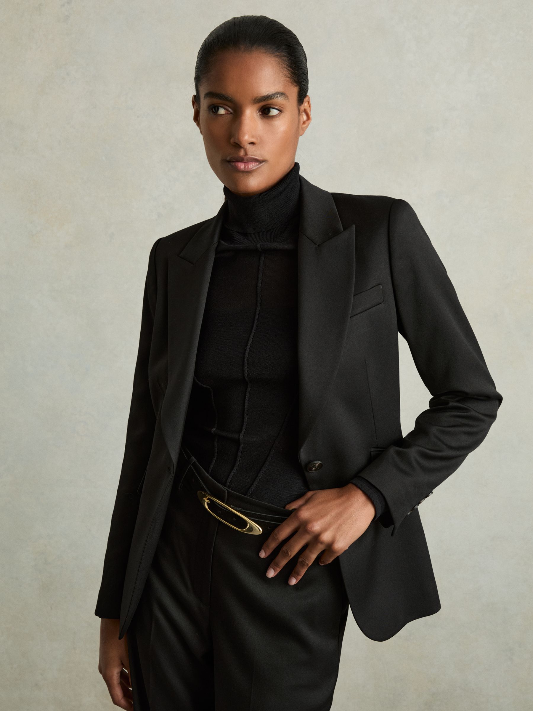 Leather Oval-Buckle Belt in Black