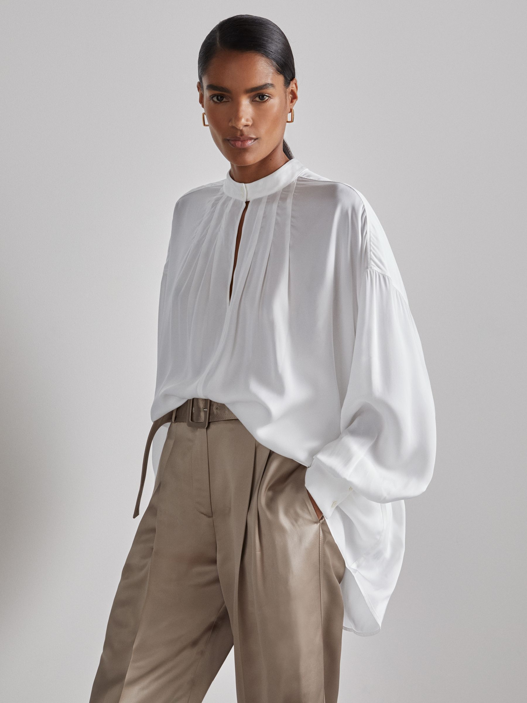 Atelier Keyhole-Neck Top in Off White