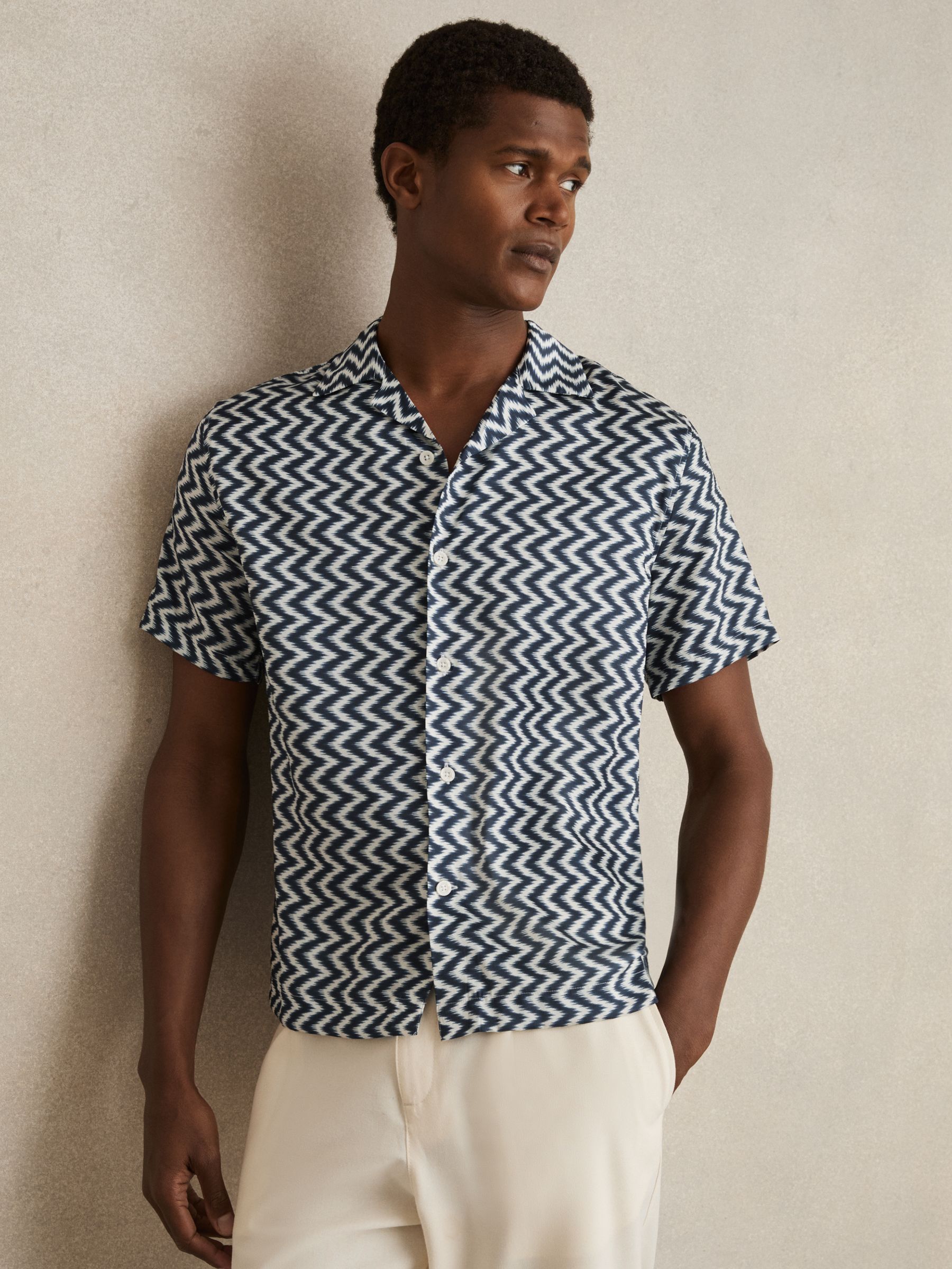 Zig-Zag Print Cuban-Collar Shirt in Navy