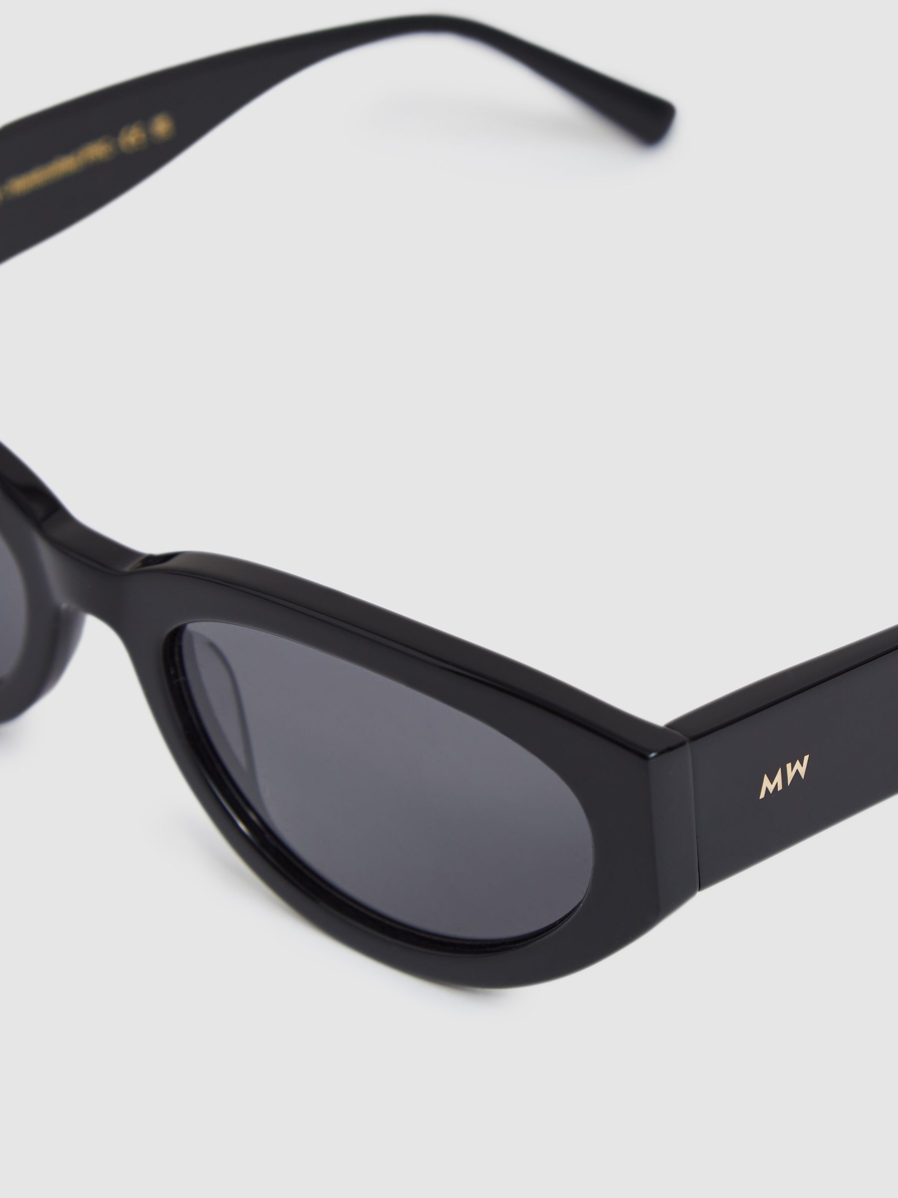 MESSYWEEKEND Oval Frame Sunglasses in Black