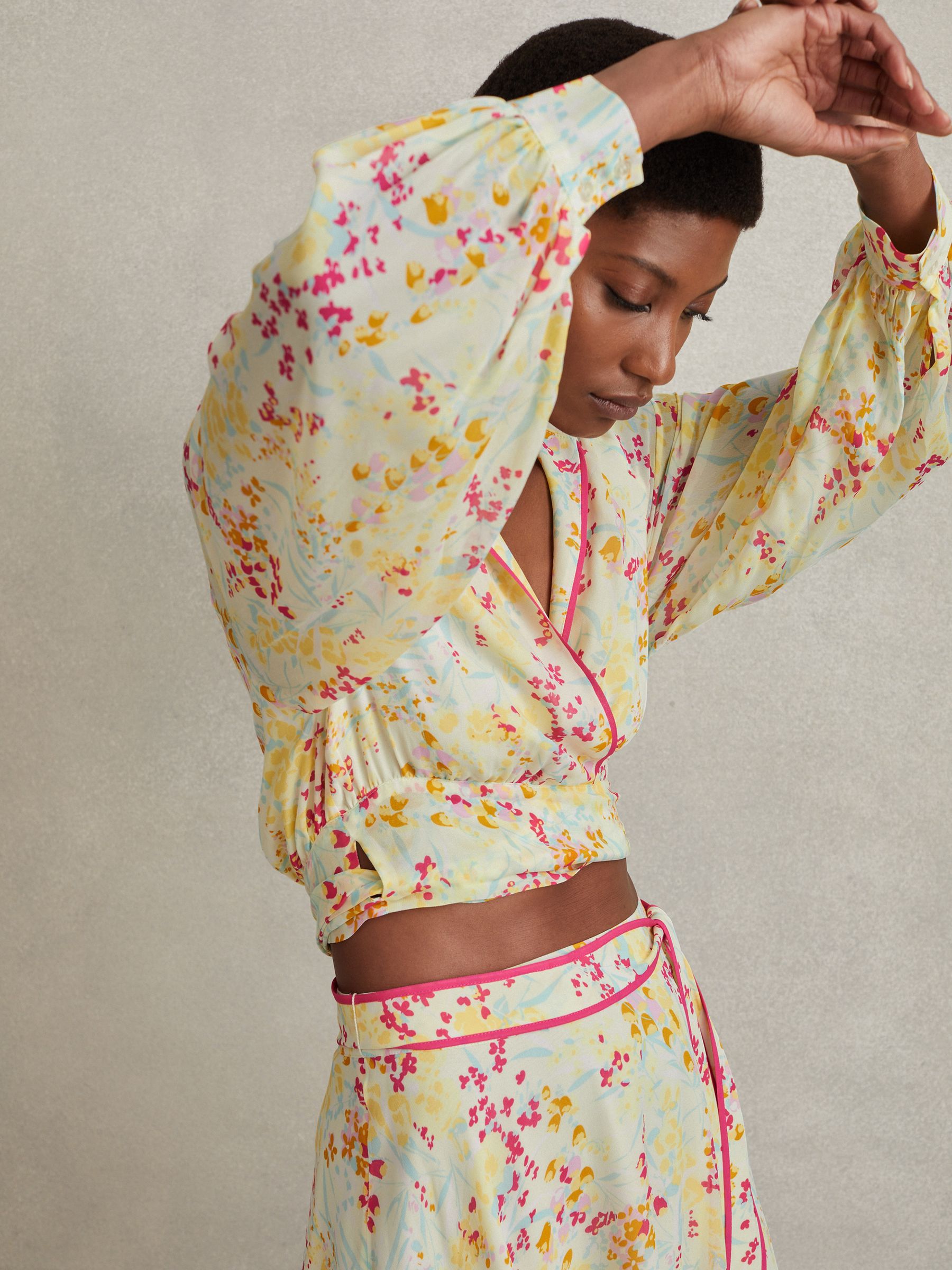 Floral Print Tie Waist Cropped Blouse in Pink/Yellow