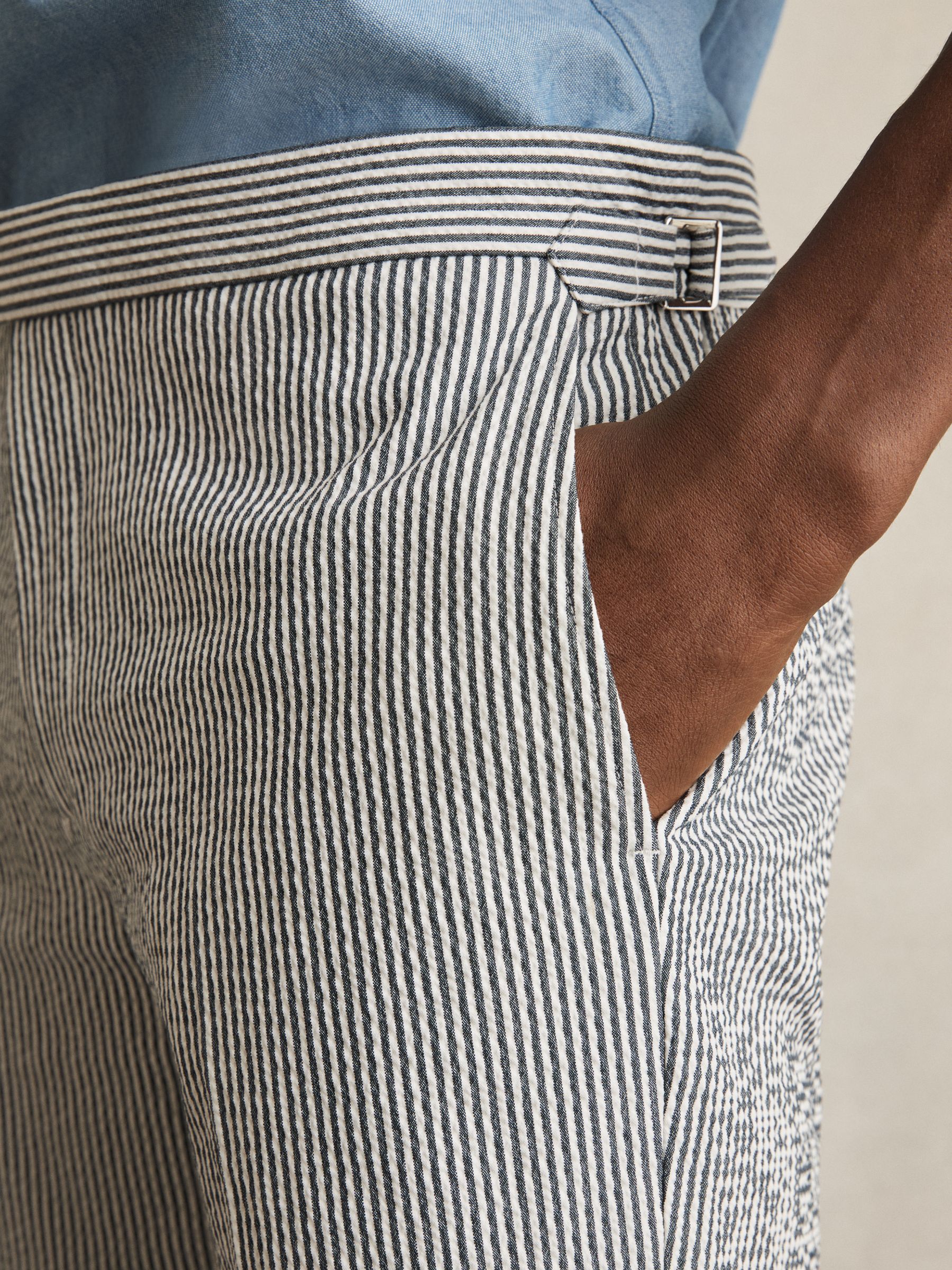 Stretch-Cotton Seersucker Striped Shorts in Navy/White