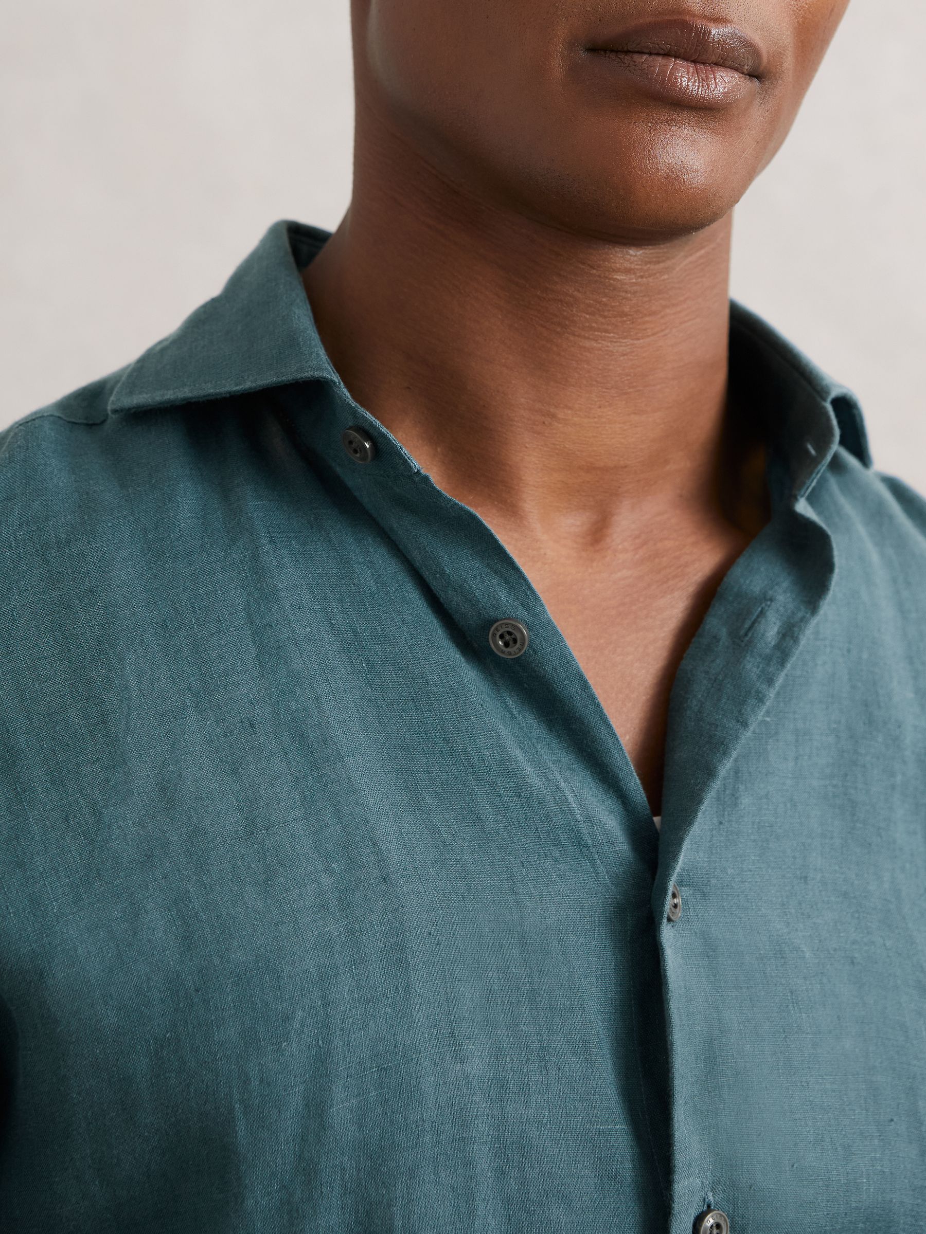 Linen Cutaway-Collar Shirt in Orion Blue