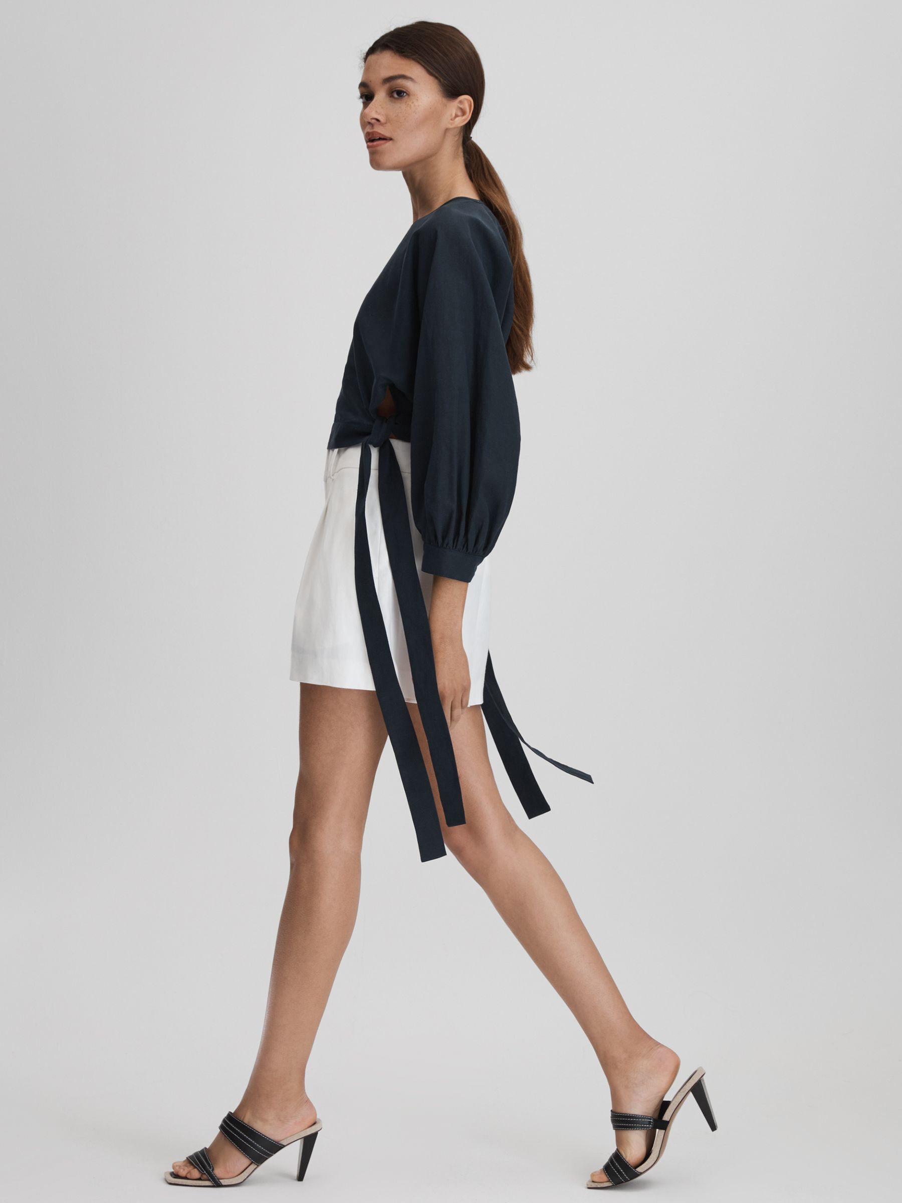 Cropped Blouson Sleeve Top With Linen in Navy