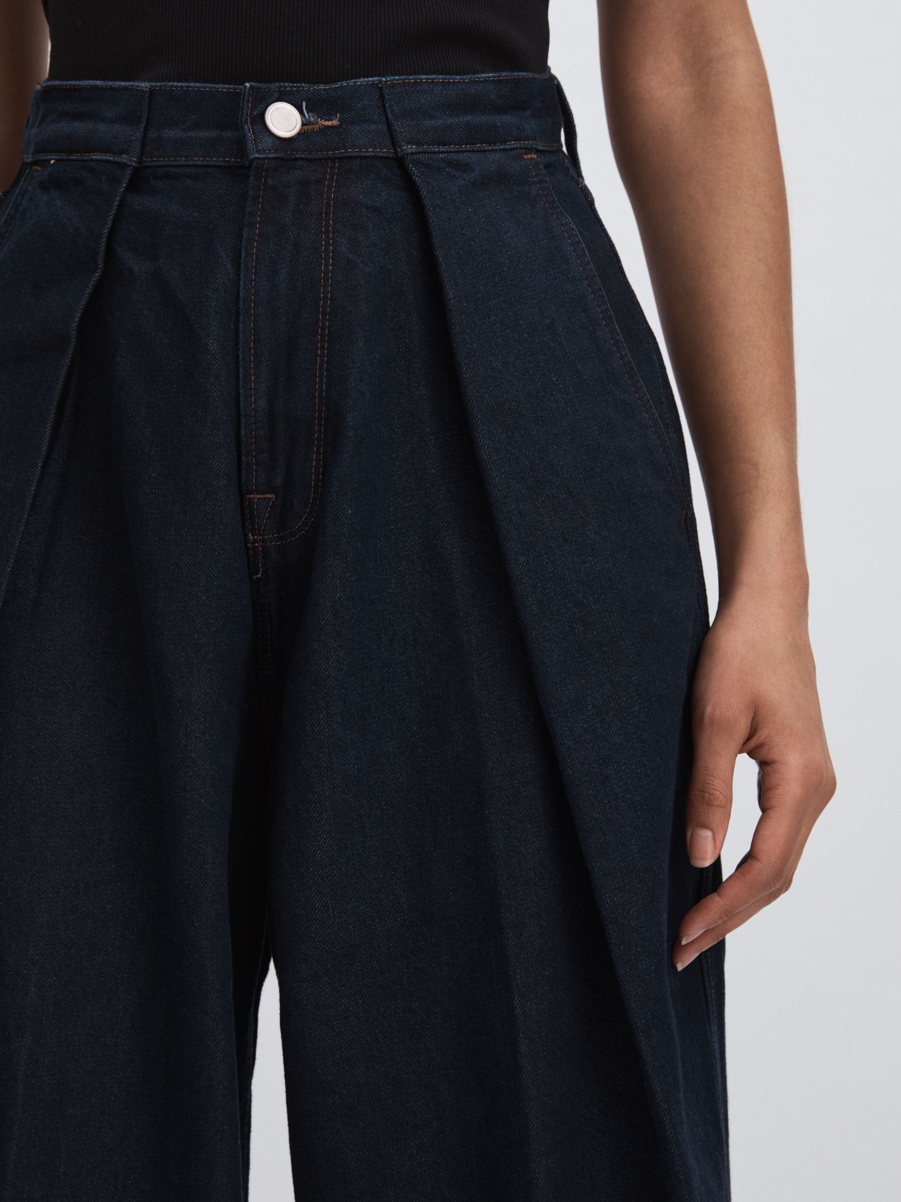 Good American Wide-Leg Pleated Jeans in Dark Blue